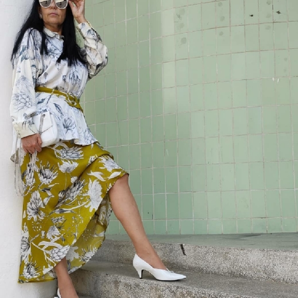 ZARA OLIVE GREEN pencil satin skirt - Picture 2 of 12